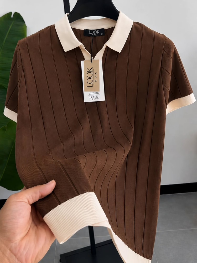 قميص بولو بني بياقة وأساور كريمية